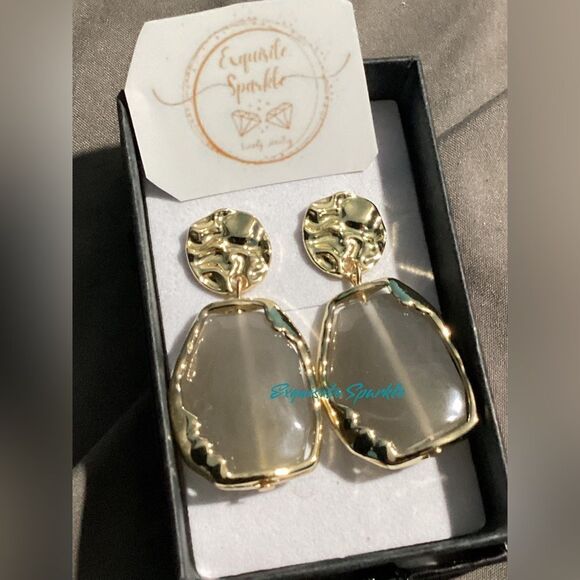 ⭐️Gold Tone White Ivory like Swirl Post Back Drop Dangle Earrings ⭐️ - Picture 4 of 16